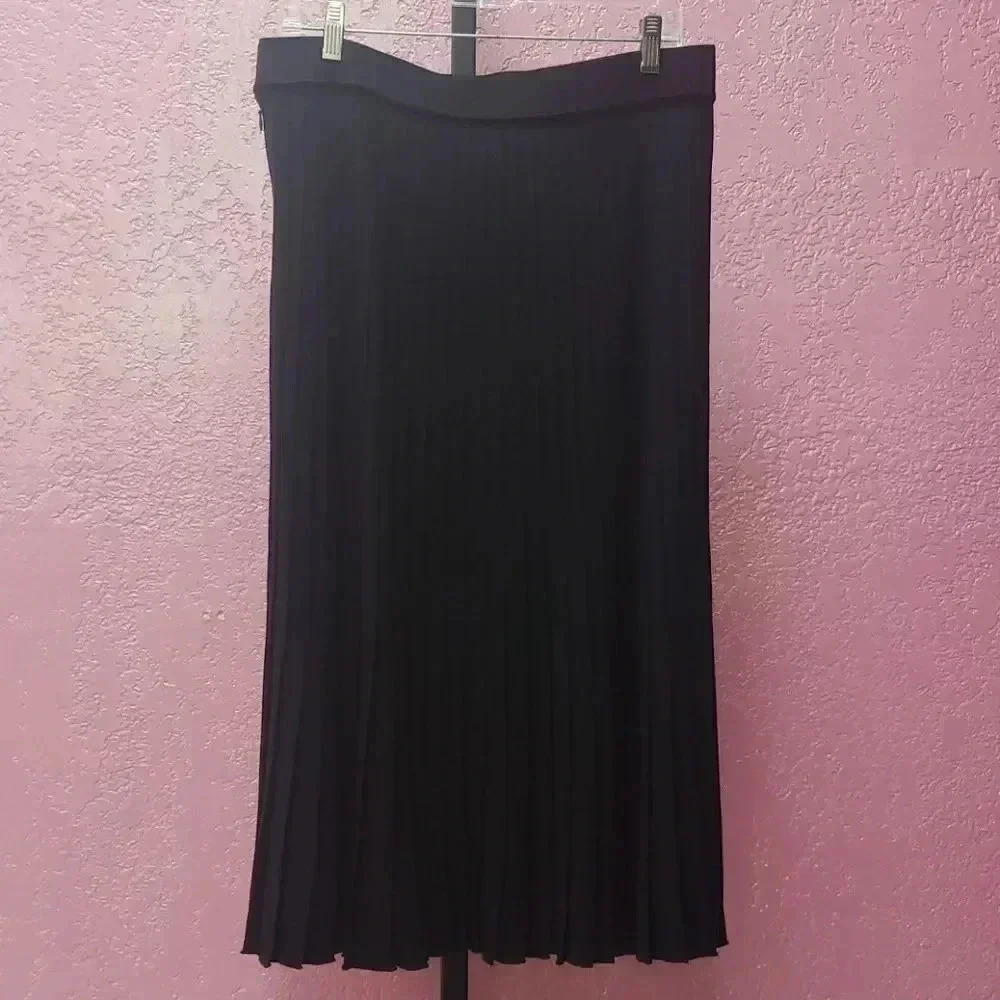 Carlisle PleatedāMidĀ LengthāSkirt